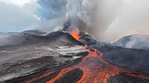 Потоки лавы в процессе извержения вулкана