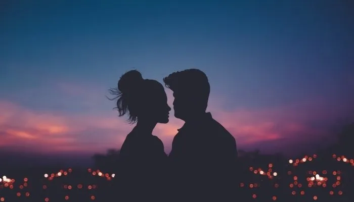 Парень и девушка на фоне заката