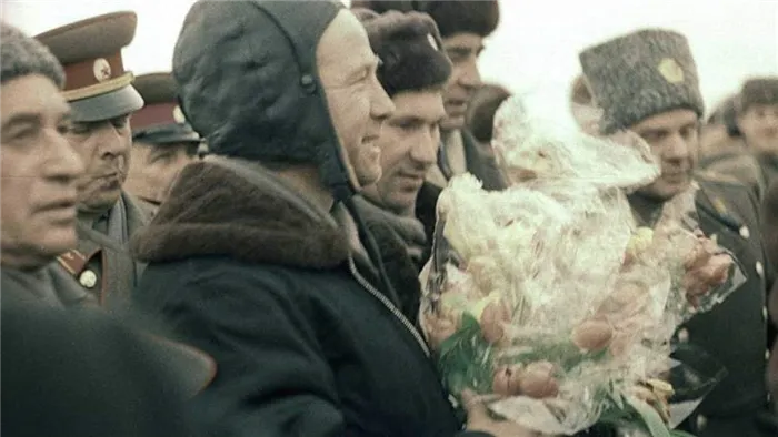 Алексей Леонов (слева) и Павел Беляев (в центре) встречают в Перми после успешного завершения полета. 21 марта 1965 г