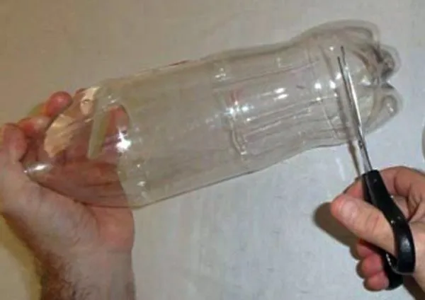 Бутылка с отрезанным дном способна заменить вантуз.