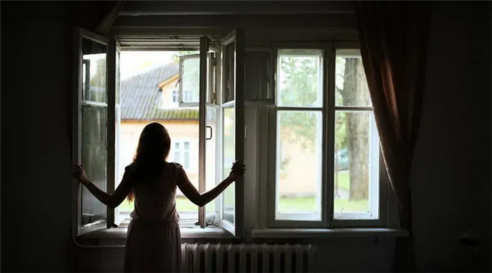 Девушка у окна