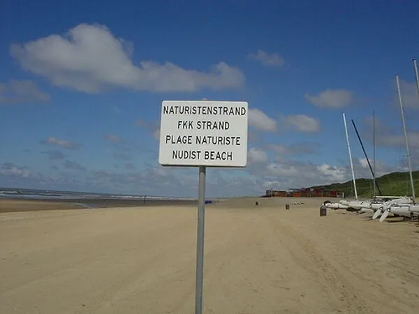 Табличка, предупреждающая о том, что дальше начинается нудистский пляж