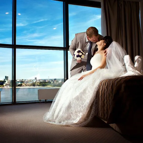 жених и невеста в номере отеля в первую брачную ночь