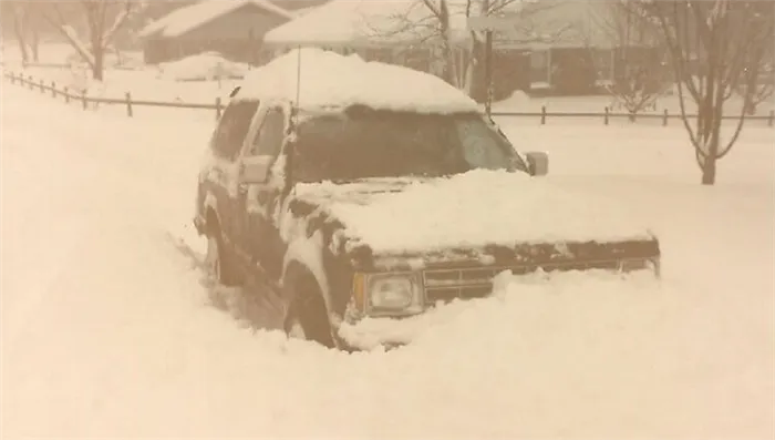 «Шторм века» в 1993 году. Автомобиль, оставшийся под снегом в 1993 году. Фото.