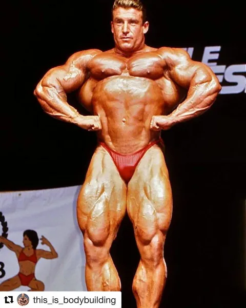 Дориан Йейтс. Монстр массы из 90-х. 121 кг сухих мышц, он закончил золотую эру в бодибилдинге