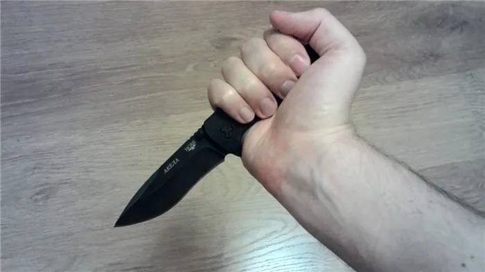 Нож в руке