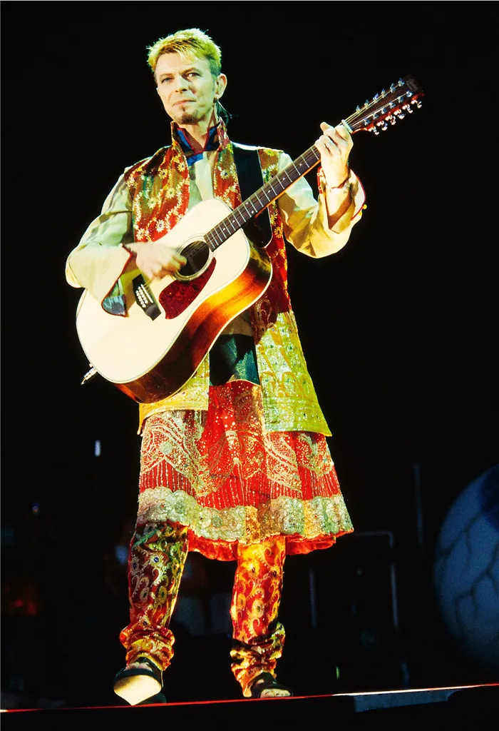 Дэвид Боуи в концертном костюме с юбкой