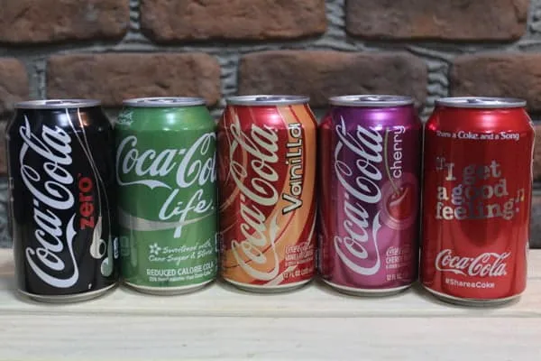 Кока-Кола с разными вкусами в жестяных банках