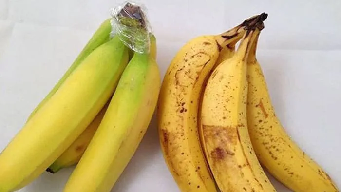Хранение бананов: обматываем кончик связки скотчем или пищевой плёнкой 