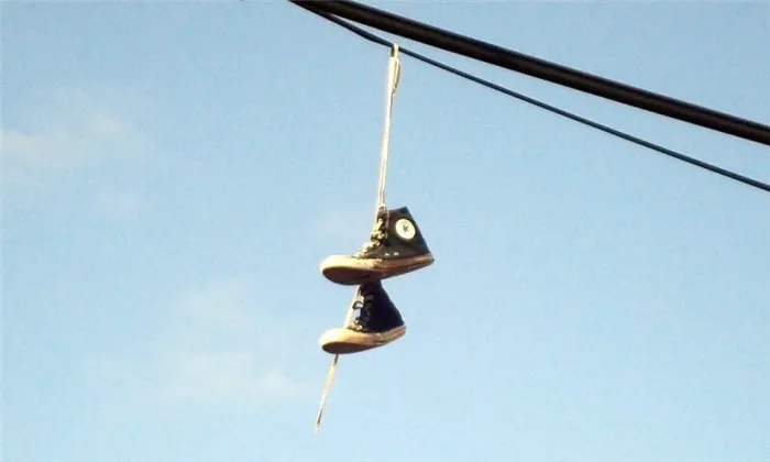 Фотография: 6 теорий, объясняющих странный обычай подвешивать обувь на проводах №2 - BigPicture.ru