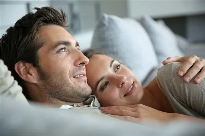 Мужчина и женщина обнимаются в постели