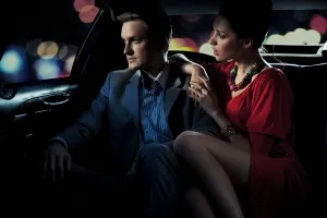мужчина и женщина в салоне автомобиля