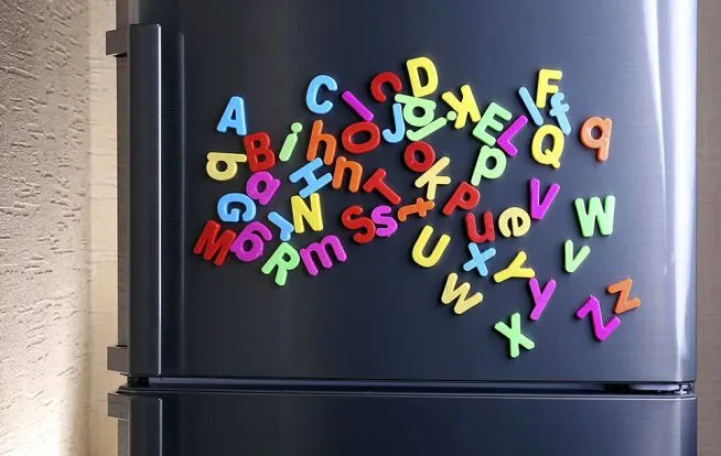 Буквы английского алфавита на холодильнике