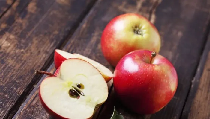 Почему нельзя есть косточки яблок? Косточки яблок выделяют в организм цианид. Фото.