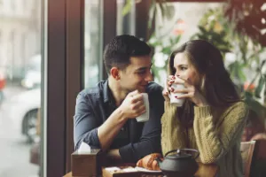 пара пьет кофе