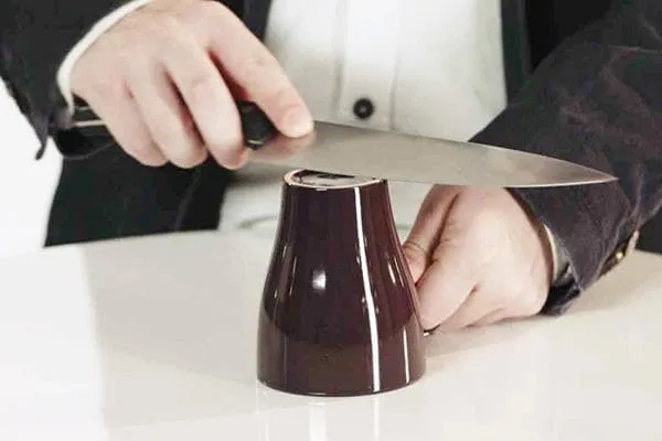 Заточка ножа с помощью керамической кружки