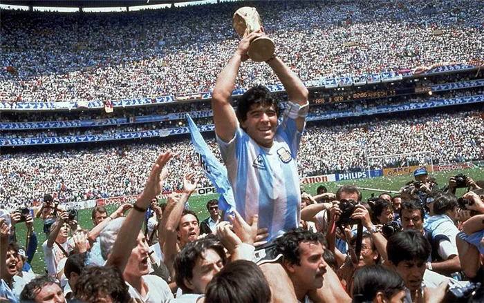 Марадона держит Кубок мира в 1986 году после победы Аргентины над сборной Германии