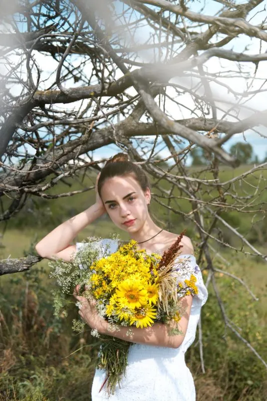 Фото девушки с полевыми цветами