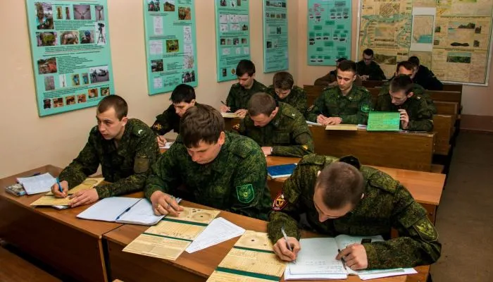 Солдаты на учебе