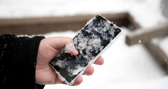 Что делать, если смартфон упал в снег: нельзя терять ни минуты