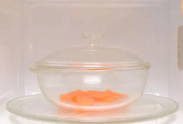 нарезанная морковь в стеклянной посуде