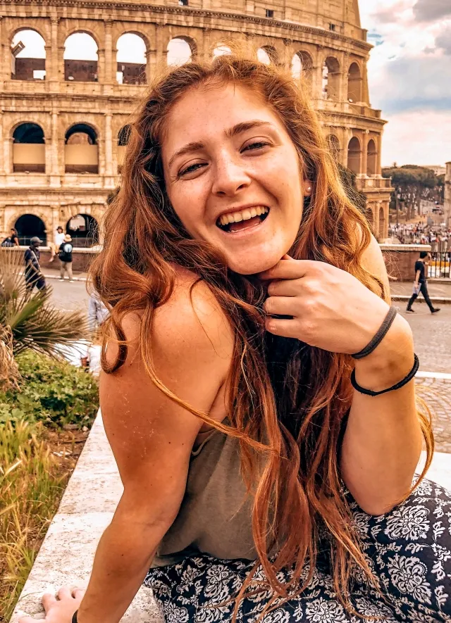 рыжеволосая девушка в Риме у Колизея