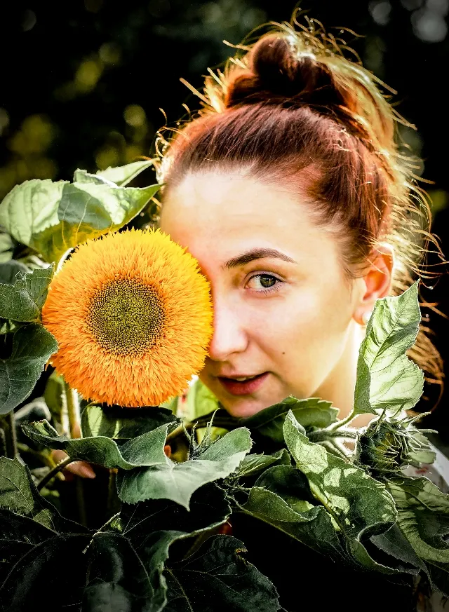 рыжеволосая девушка с цветком