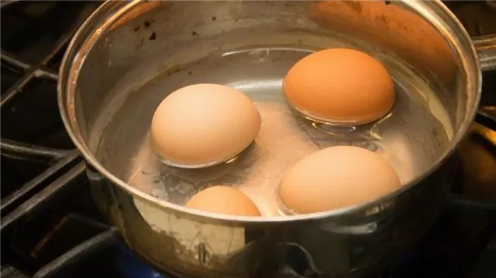 Яйца в воде в кастрюле