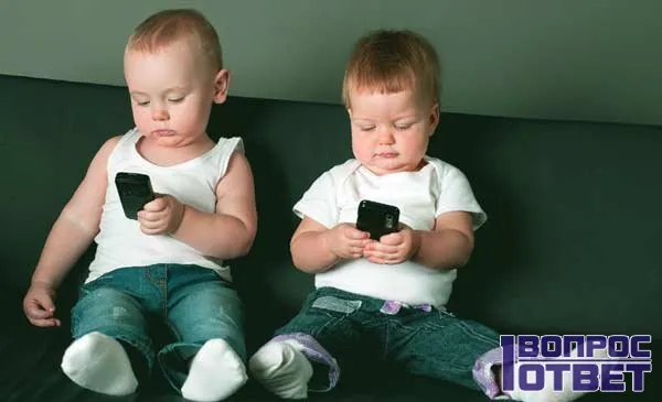 Малыши увлекаются ответами на смартфонах