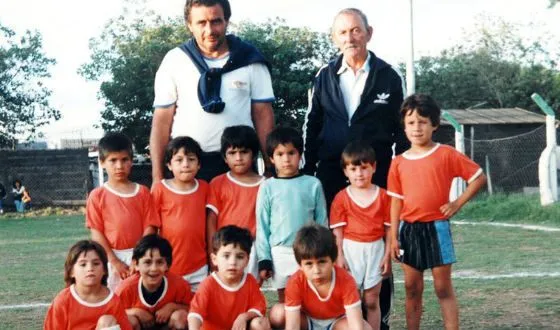 Команда, в которой Месси начинал играть в футбол (2-й справа в верхнем ряду)