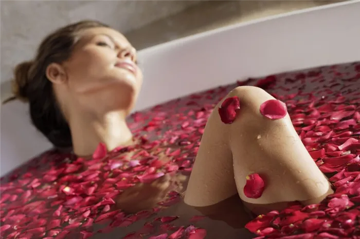 девушка в ванной с лепестками роз