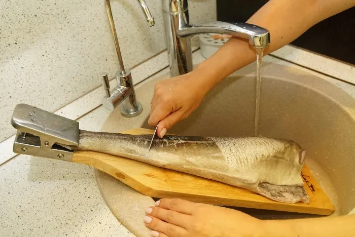 Почистить рыбу и обойтись без генеральной уборки на кухне - реально
