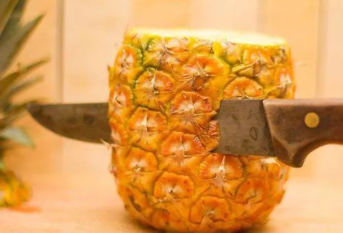 чистка ананаса ножом