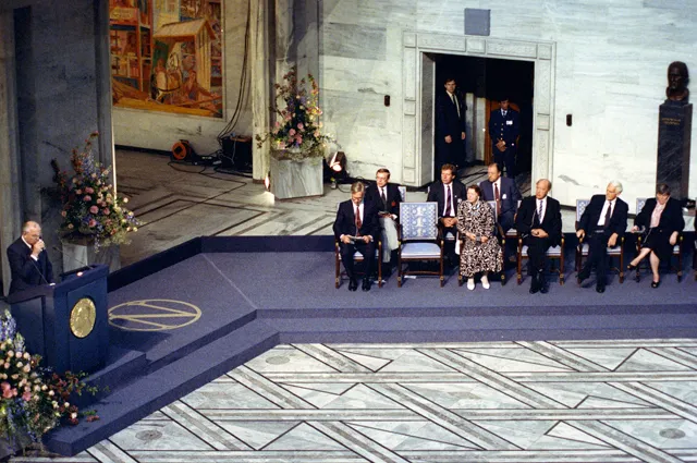 Выступление Президента СССР, лауреата Нобелевской премии мира за 1990 год Михаила Горбачева в актовом зале городской ратуши Осло с традиционной Нобелевской лекцией.