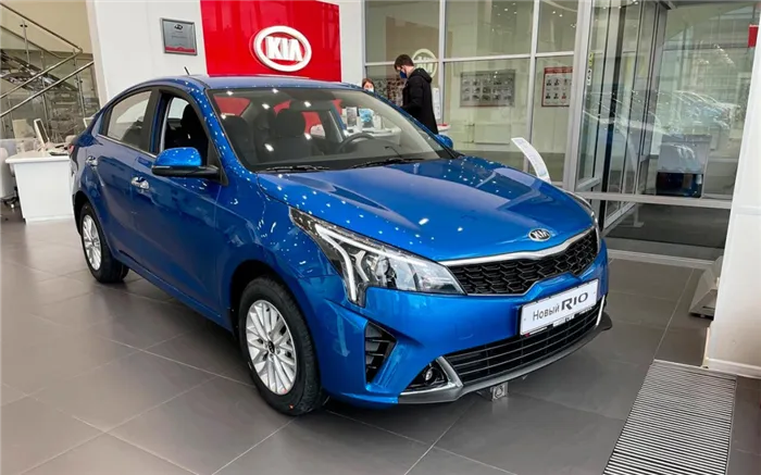 Kia Rio</p>
<p>» /></p>
<p>По популярности в декабре 2021 года второе место среди иномарок занимает Kia Rio. Год назад почти 5,7 тыс. россиян сделали выбор в пользу корейской модели. Можно было приобрести автомобиль как седан и высококлассный хэтчбек. Официальная цена моделей на тот момент составляла 937 900 и 1 057 900 рублей соответственно. 👉 «Без хвостов»: что будет с ценами на автомобили в ближайшем будущем К концу 2022 года цены на них выросли до 1 434 900 и 1 574 900 рублей. Однако найти Rio в столице оказалось очень сложно из-за прекращения производства модели в России. У трех дилеров закончились запасы. В четвертом салоне нам предложили хэтчбек Rio X в топовой комплектации по цене более 2 миллионов рублей. По словам продавца, у региональных дилеров на складе еще есть немного больше таких моделей, но цены на них вряд ли будут намного ниже. В условиях такого острого дефицита в дилерских центрах продажи Rio в России резко упали. В ноябре, например, в стране было продано всего 292 таких автомобиля.</p>
<h2 id=