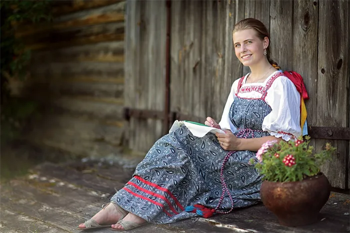 девушка в славянском платье
