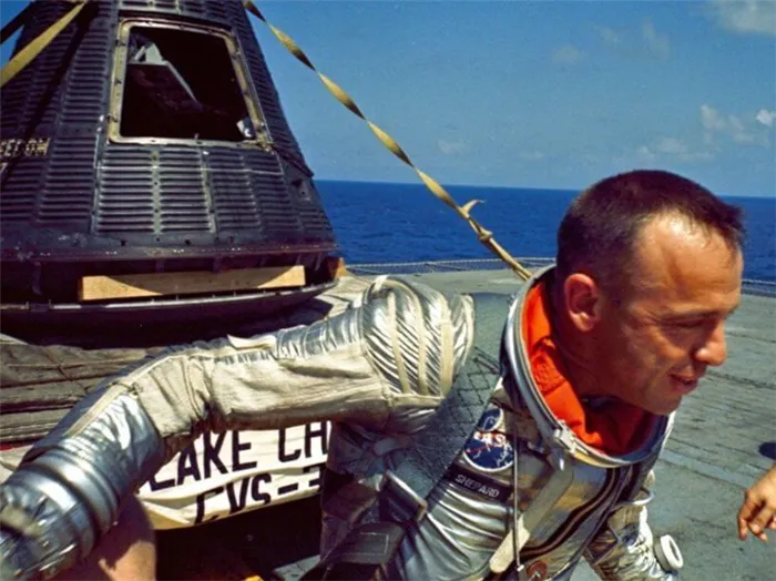 Как первый астронавт NASA сходил прямо под себя. Астронавт Алан Шепард рядом с капсулой космического корабля «Меркурий» после приземления. Фото.