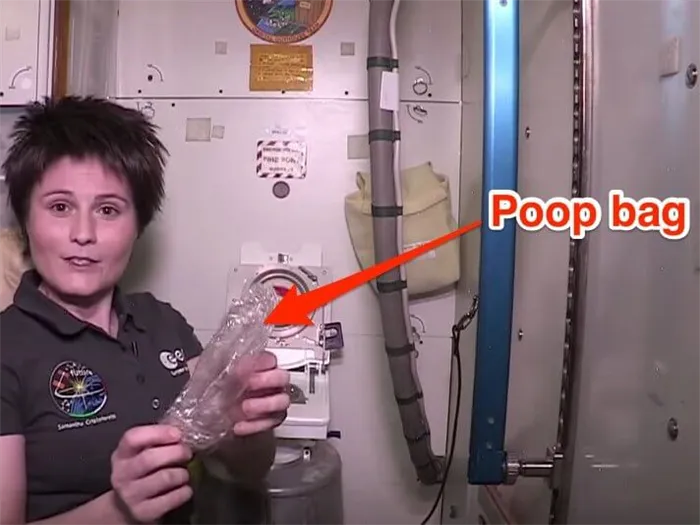 Оснащение кораблей первыми туалетами не решило всех проблем. Итальянский астронавт Европейского космического агентства Саманта Кристофоретти демонстрирует мешок для сбора твердых отходов. Фото.