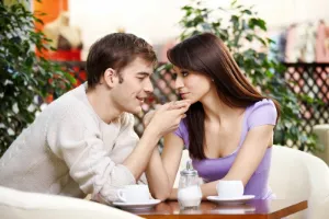 парень с девушкой в кафе
