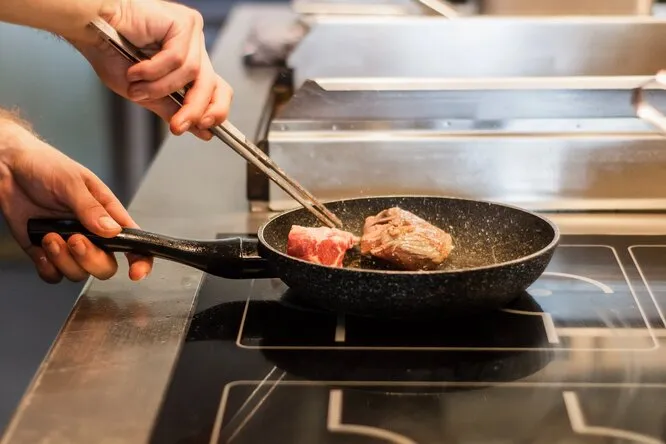 Как пожарить сочное мясо и не испачкать при этом сковородку?
