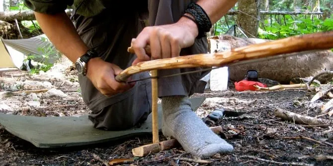 В походе огненный лук можно изготовить из ветки и шнурка