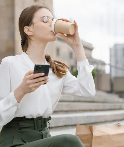девушка с кофе и телефоном