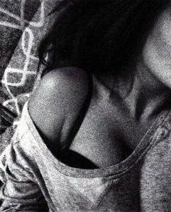 Фото сексуального селфи девушек с оголенным плечом