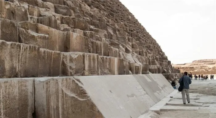 Загадки пирамид. Пирамиды построены из множества каменных блоков высотой с взрослого человека. Фото.