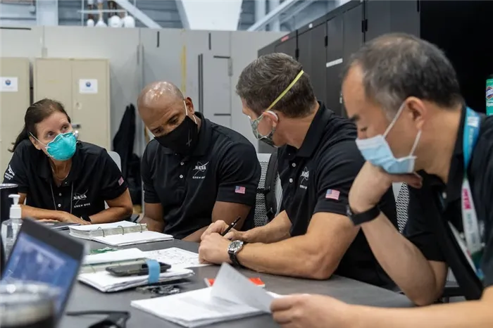 Специалист миссии Шеннон Уокер, слева, пилот Виктор Гловер и командир Экипажа Dragon Майкл Хопкинс - все из NASA - вместе со специалистом миссии Японского агентства аэрокосмических исследований (JAXA) Соити Ногучи в ноябре 2020 года отправились на МКС с миссией SpaceX Crew-1 из комплекса Launch Complex 39A в космическом центре NASA имени Кеннеди во Флориде