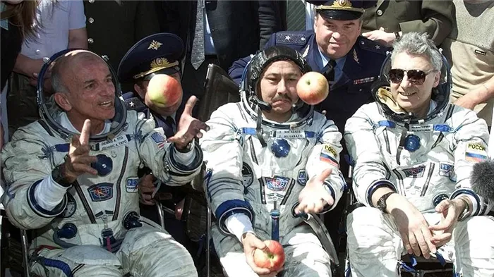 Первым космическим туристом в истории МКС стал американский бизнесмен Деннис Тито (слева). Полет состоялся в апреле 2001 года и обошелся предпринимателю в $20 млн. С тех пор на станции успели побывать еще шесть человек