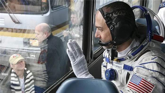 В октябре 2008 года сын американского астронавта Ричард Гэрриот, занимающийся разработкой игр и с детства мечтавший о космосе, отправился туда в качестве туриста на российском корабле «Союз ТМА-13», заплатив $30 млн
