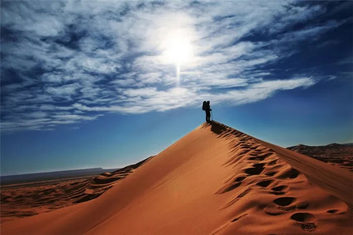 В пустыне следует перемещаться по верхушке дюны, так как здесь песок тверже