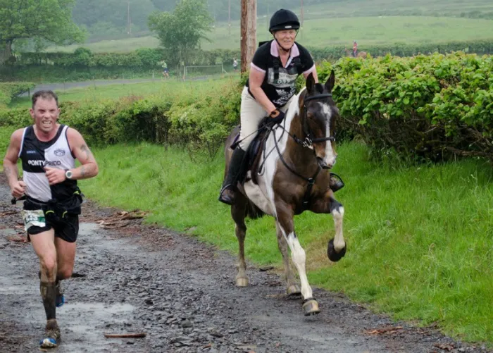 Наперегонки с лошадью. | Фото: Фишки.