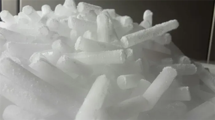 Как безопасно использовать сухой лед? Так выглядит сухой лед в гранулах. Фото.